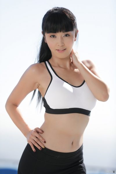 Симпатичная азиатка Марика Хасе раздевается на открытом воздухе, чтобы позировать голой на коленях