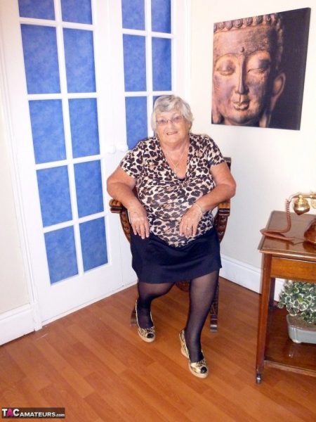 Возбужденная старая бабушка Либби с большими отвисшими сиськами в лифчике без чашечек облизывает свои соски