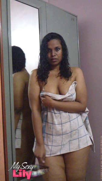 Индийская толстушка Лили Сингх показывает свою голую задницу и натуральные сиськи перед зеркалом