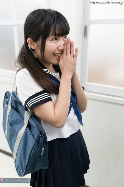 Японская школьница с косичками на лице