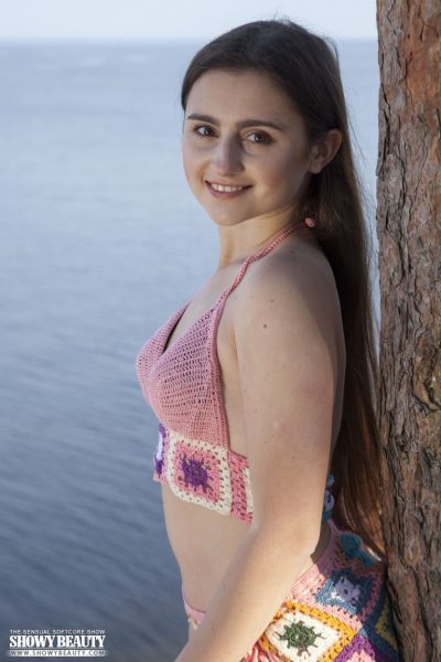 Молодая неопытная Сара снимает бикини, чтобы раздеться у океана