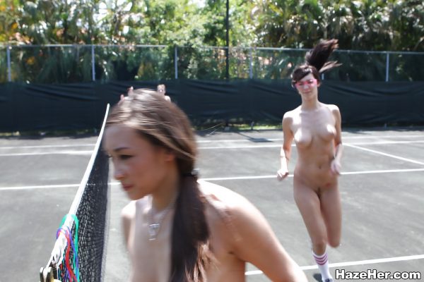 Лесбиянки, как всегда, развлекаются на теннисном корте