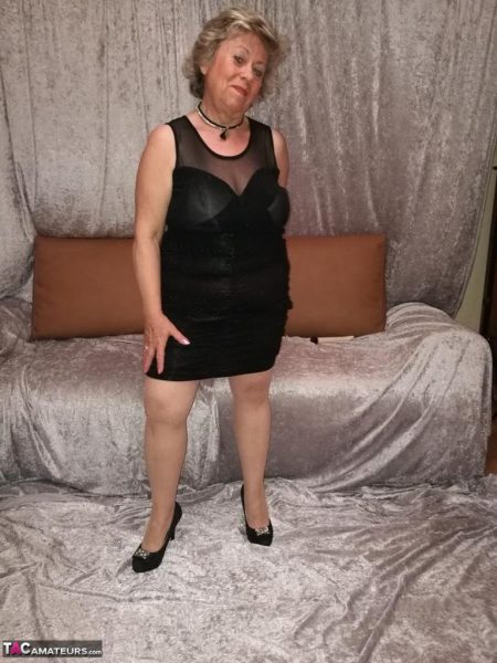 Возбужденная бабуля Каро задирает платье, чтобы мастурбировать в чулках и на каблуках