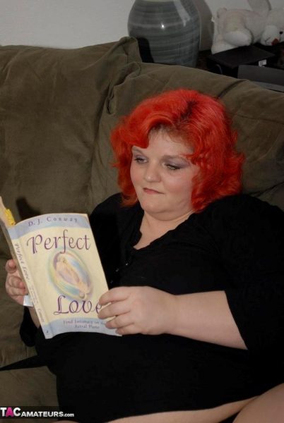 Пухлая пожилая рыжая Черная Вдова АК ласкает себя пока читает роман