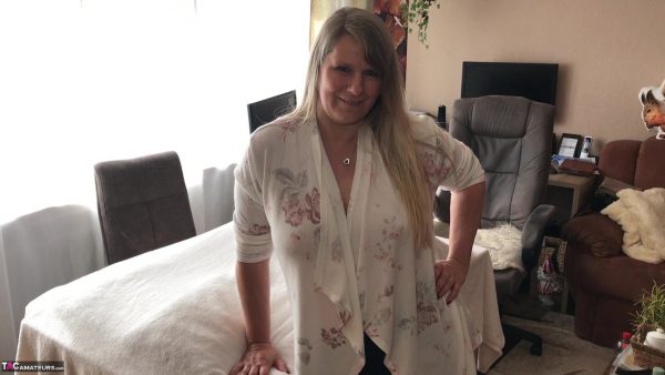 Блондинка средних лет сладкая Сьюзи щеголяет спермой в жопе после секса со своим массажистом