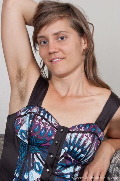 Любительская модель в сексуальных колготках показывает свои волосатые подмышки и бобер