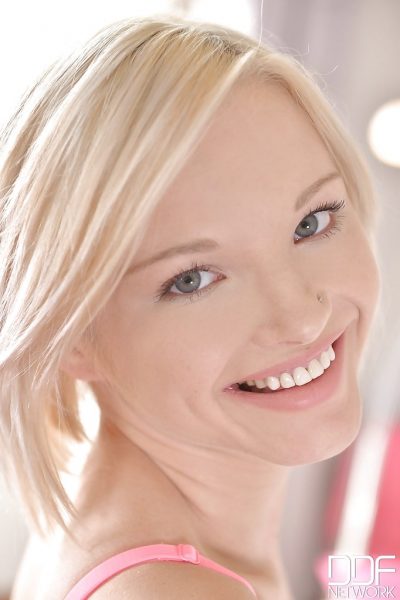 Симпатичная евро блондинка Зази Скаймм снимает трусики, чтобы подрочить молоденькую пизду