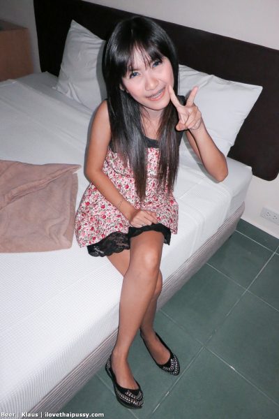 Грудастая тайская девушка Беер отдает свою бритую киску секс-туристу в гостиничном номере