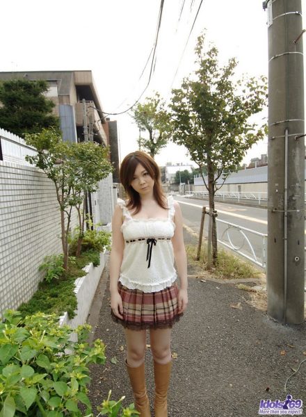 Симпатичная японская девушка Нами Огава показывает трусики под юбкой снаружи, прежде чем раздеться