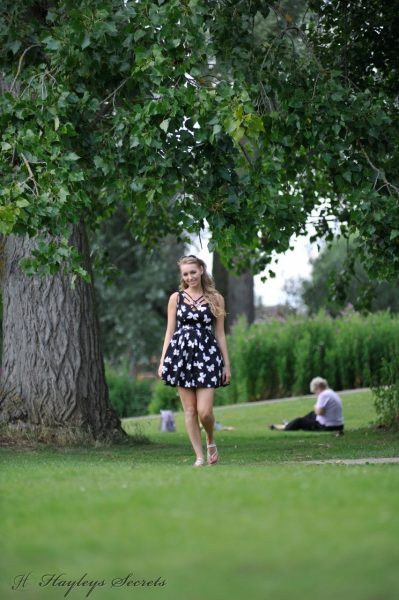 Белокурая цыпочка Хейли Мари Коппин полностью раздевается у дерева в парке