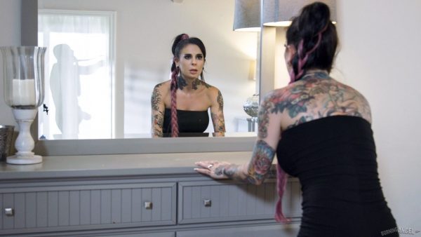Татуированная брюнетка Джоанна Энджел садится на свой телефон сразу после секса