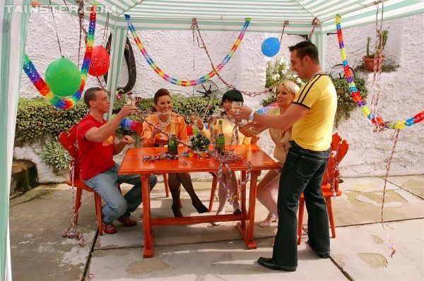Дружеская вечеринка в саду превращается в бесплатный для всех праздник траха на открытом воздухе