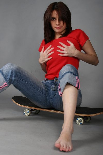 Первый таймер обнажает ее полные груди, прежде чем прикоснуться к ее пизде на скейтборде