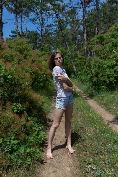 Едва законный подросток Анна Р. полностью раздевается на грунтовой тропинке в лесу