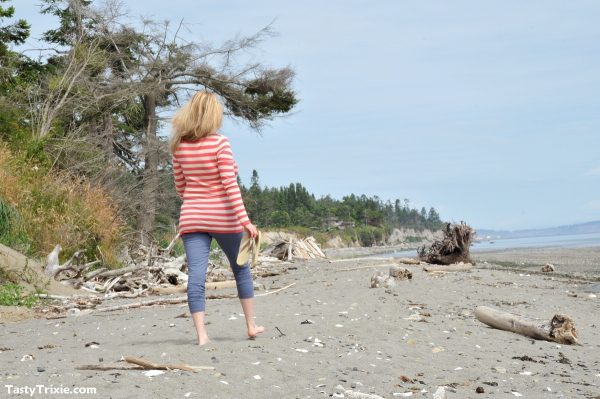 Леди средних лет вкусная Трикси демонстрирует свои гибкие пальцы ног и сиськи на пляже