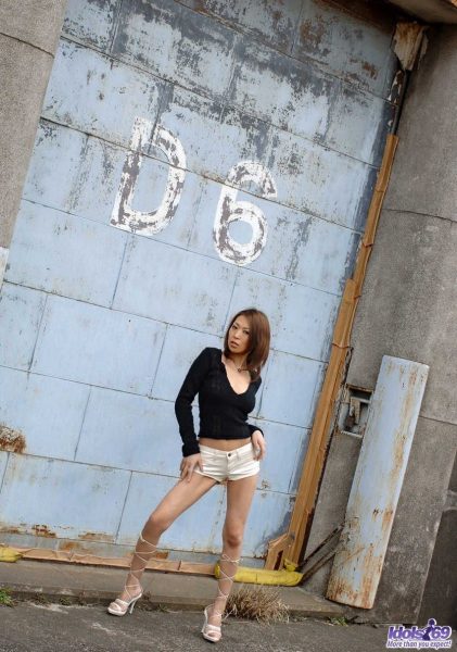 Великолепная японская модель Джун Кусанаги переодевается перед тем, как раздеться