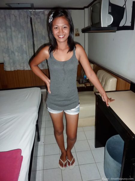 Тайская соло-девушка мяукает, демонстрируя татуированную пизду и спину, прежде чем пописать в туалете