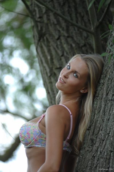 Сексуальная блондинка Чикита снимает лифчик и трусики, чтобы позировать голой на дереве
