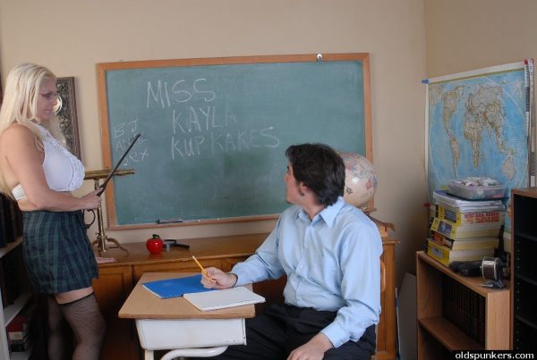 Пышногрудая учительница-блондинка постарше Кайла Купкейкс принимает член студента раком