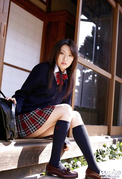 Азиатская школьница Миса Синозаки теребит свою киску через трусики