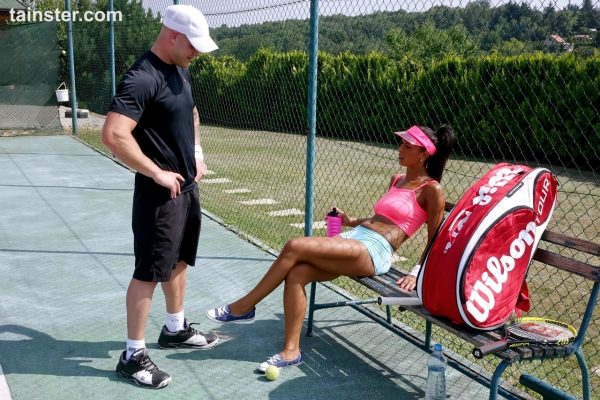 Брюнетка-теннисистка занимается сексом на корте в спортивном лифчике и солнцезащитном козырьке