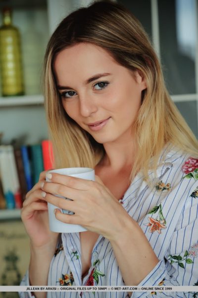 Симпатичная молоденькая Джиллиан моделирует голышом, наслаждаясь утренней чашкой кофе