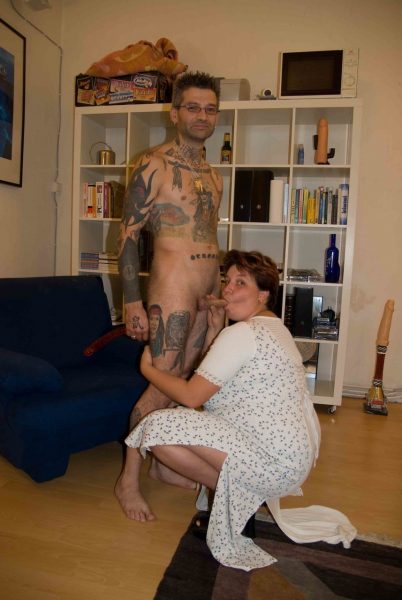 Любительская толстушки Рената Цуг трахает татуированного мужчину в жопу страпоном на члене