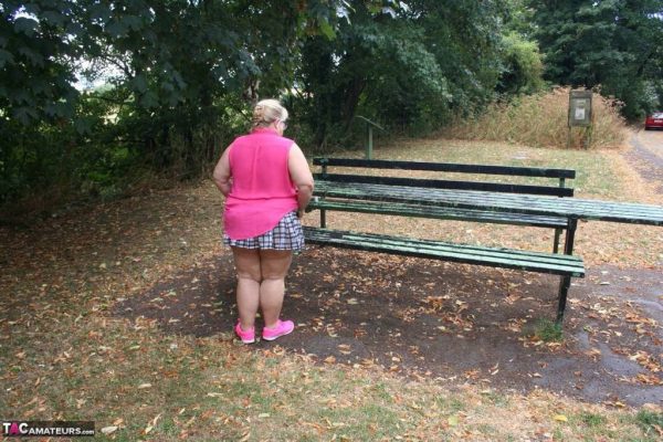 Тучная британская любительница Лекси Каммингс обнажается на общественном столе для пикника