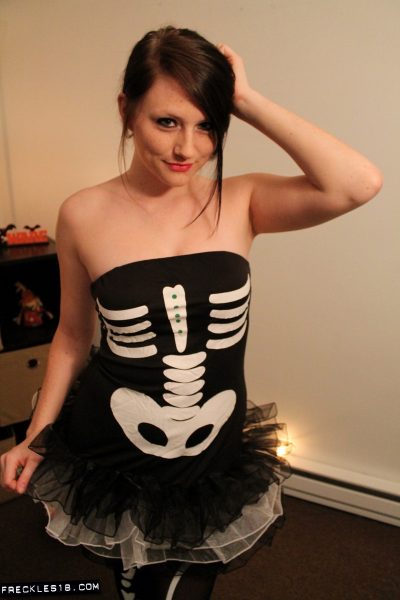 Любительская девушка Веснушки 18 прикрывает свои голые сиськи в своем наряде на Хэллоуин