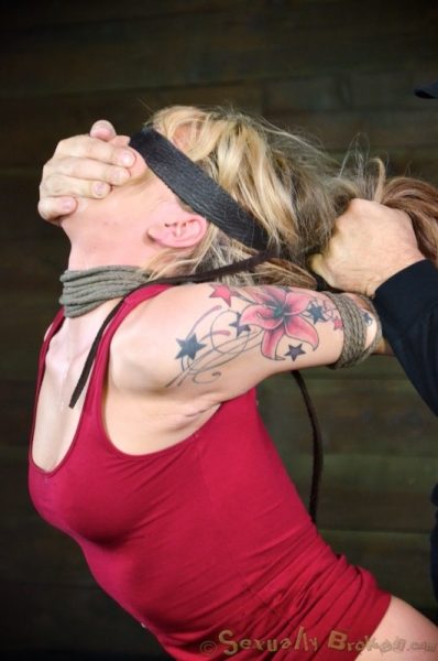Татуированной женщине Далии Скай завязывают глаза и связывают руки для грубого орального секса
