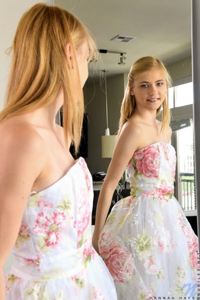 Молодая блондинка Ханна Хейс трахает свой фаллоимитатор в зеркале