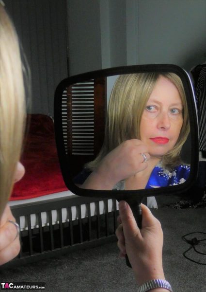 Толстая любительница шикарной Софии любуется своей бритой киской в ручном зеркале