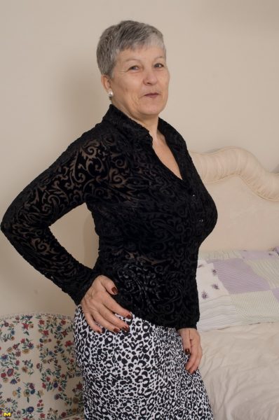 Седовласая бабушка из Великобритании раздевается до своего шелкового нижнего белья и нейлоновых чулок