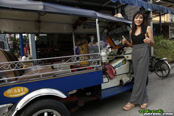 Симпатичная тайская девушка выставляет свою аппетитную киску на всеобщее обозрение после раздевания догола