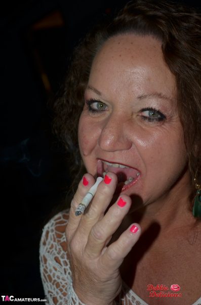 Зрелая любительница Дебби Делишес курит перед тем, как поиграть со своей киской