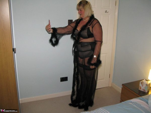 Зрелая толстушки Крисси Великобритания делает селфи в нижнем белье, прежде чем показать свои сиськи