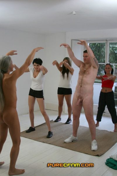Одетые подделки дрочат своим голым инструкторам по тайцзицюань во время занятий