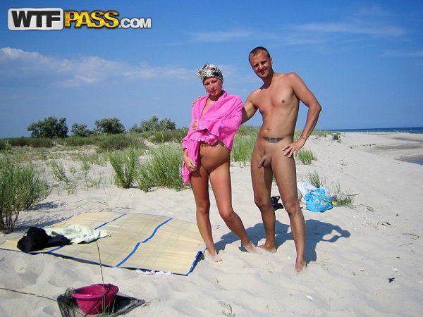 Блондинка Адель и ее парень занимаются сексом на пустынном песчаном пляже
