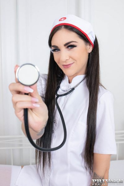 Непослушная медсестра Луллу Ган наполняет пробирку спермой после траха