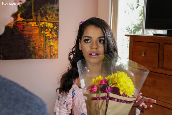 Латиноамериканка Вена Блэк соблазняет парня после того, как он подарил ей свежесрезанные цветы