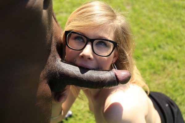 Белая девушка надевает очки, занимаясь сексом с большим черным членом во дворе