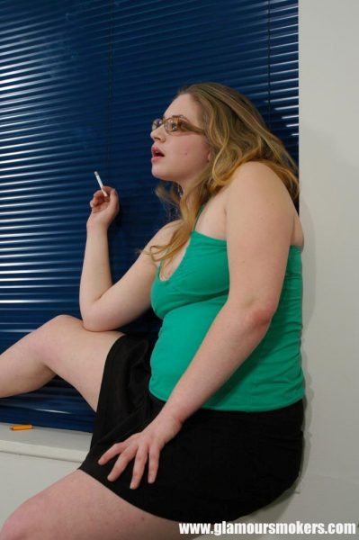 Толстая соло девушка Анаис обнажает свои натуральные сиськи во время курения