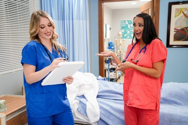 Похотливые медсестры Райли Рейес и Софи Райан занимаются лесбийским сексом на больничной койке