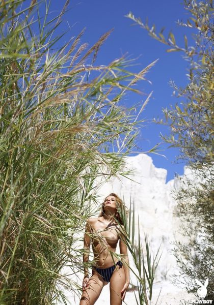 Рыжеволосая модель Валерия Лахина размахивает биноклем, позируя обнаженной для Playboy