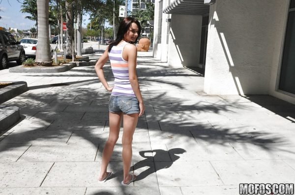 Крошечная красотка с сиськами Мими Рейн показывает свою идеальную задницу на открытом воздухе