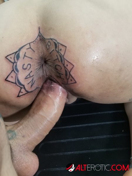 Латиноамериканка Китти Ягуар делает татуировку на заднице перед тем, как ее трахнут