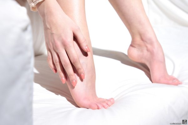 Сольная модель с голыми ногами Лулу Лав демонстрирует свои красивые ножки в комбинезоне