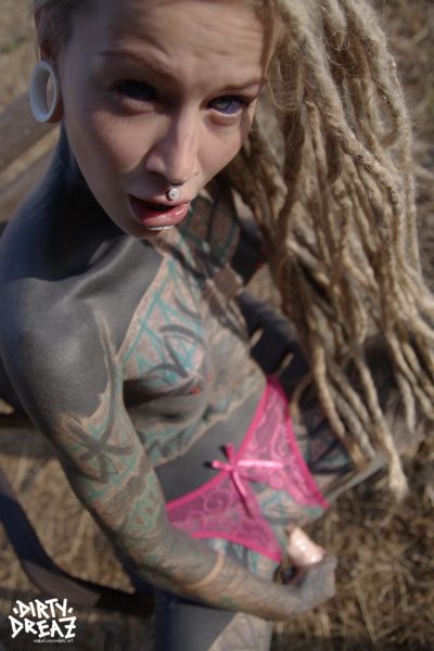 Полностью татуированная девушка Anuskatzz сосет фаллоимитатор, трогая свою киску