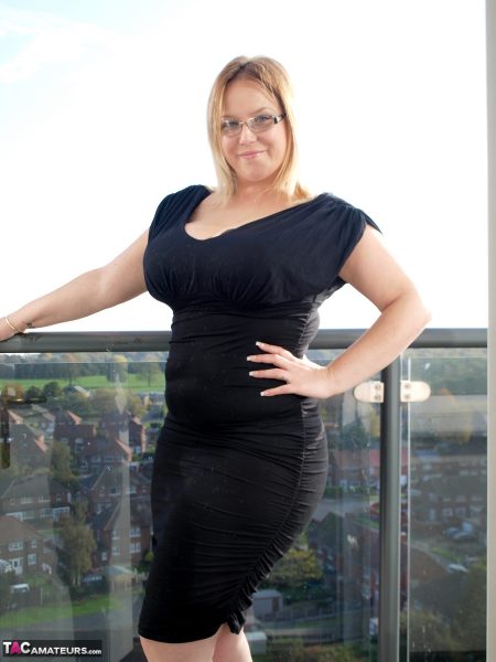 Любительница с избыточным весом Синди Бюст снимает черное платье, раздеваясь догола