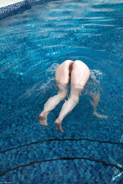 Голая зрелая проститутка Мария раздвигает свою киску над бассейном